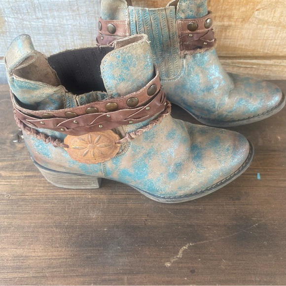 CIRCLE G WOMEN'S HARNESS AND STUDDED BOOTIES - ROUND TOE - Picture 2 of 6